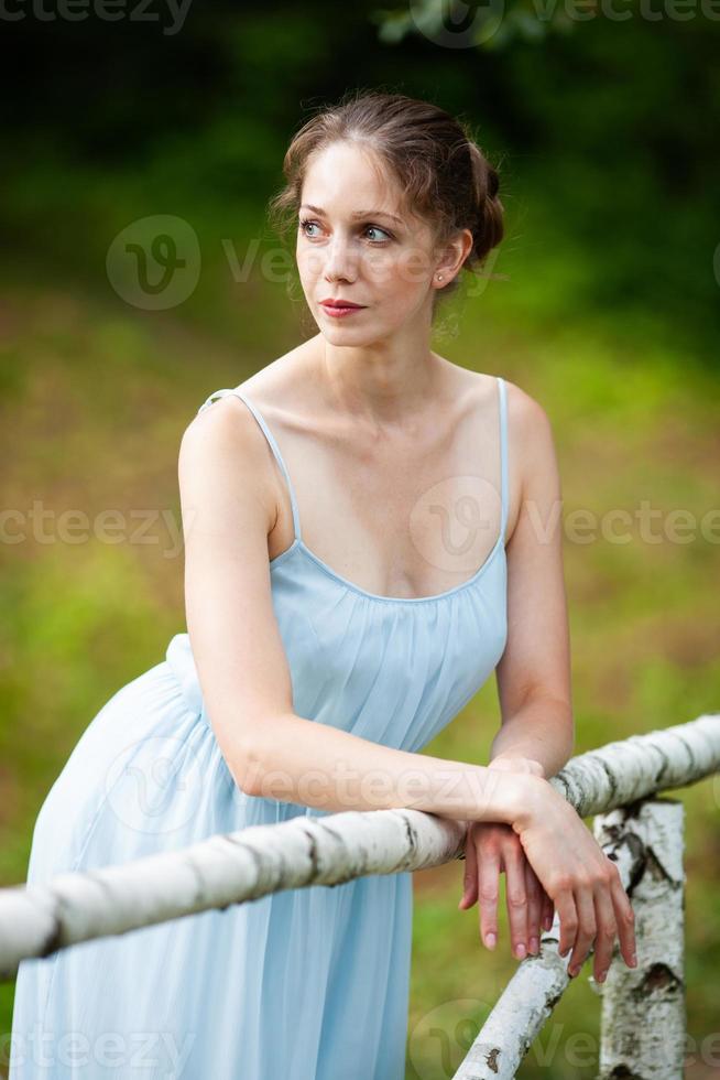 schöne junge Frau in einem blauen Kleid foto