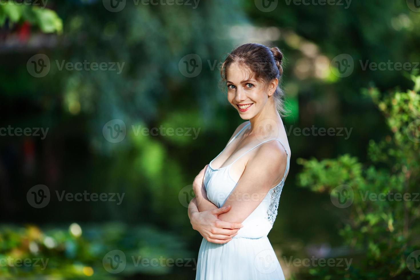 charmante Frau im blauen Kleid im Park foto