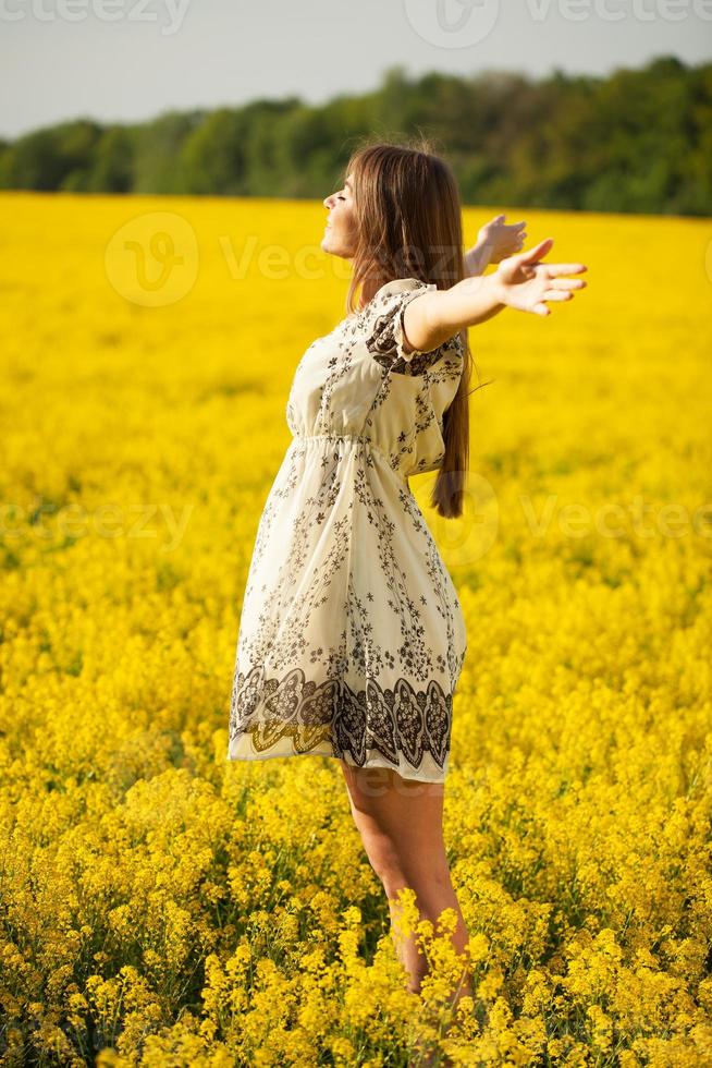 Frau breitet vor Freude die Hände aus foto