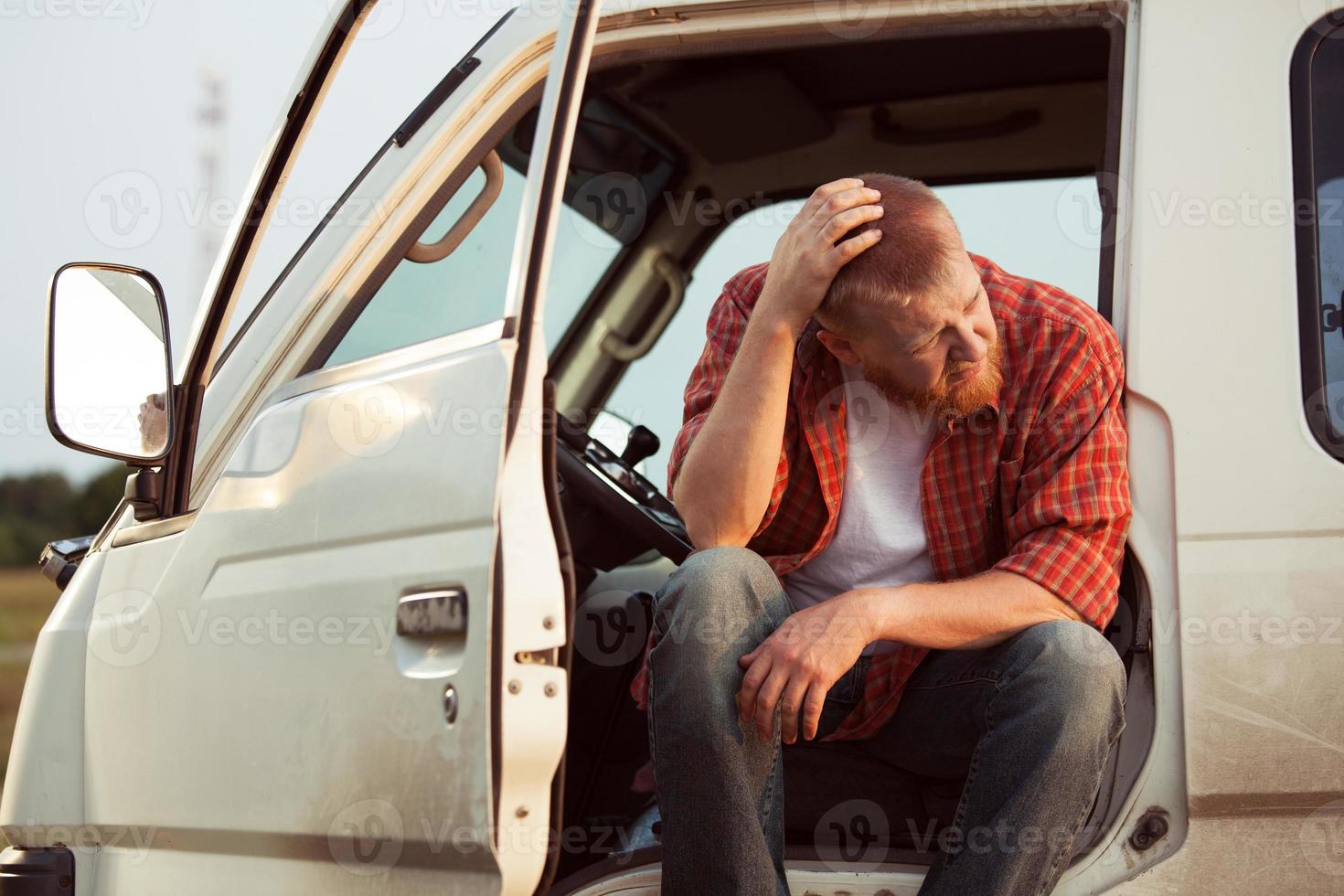 Der Fahrer des Autos sitzt und denkt nach foto