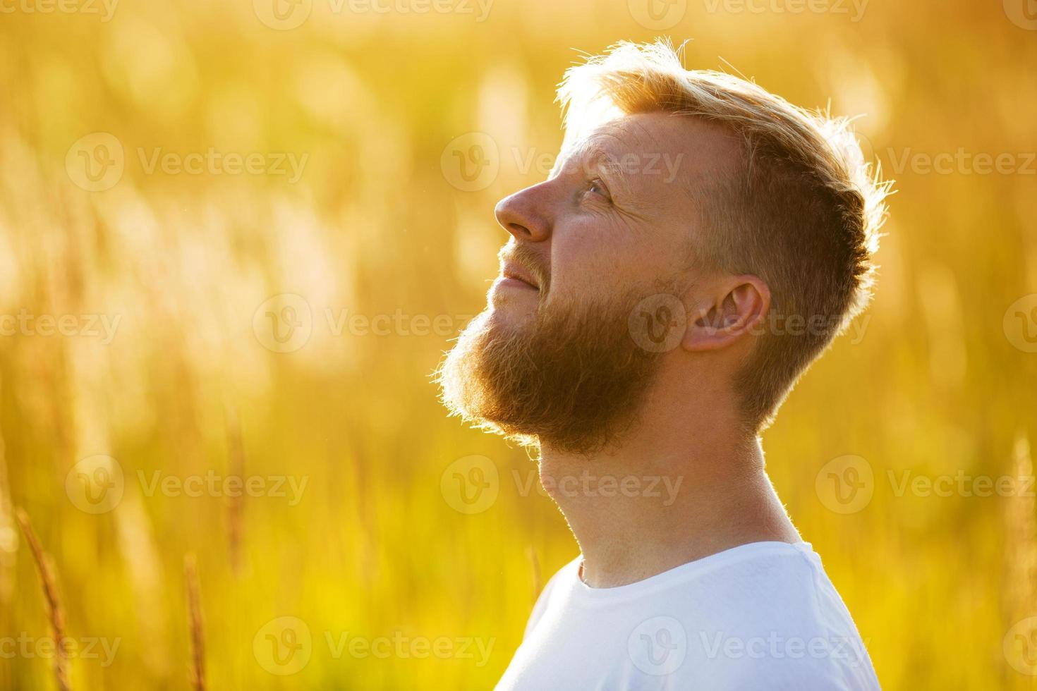 Mann mit rotem Bart schaut auf foto
