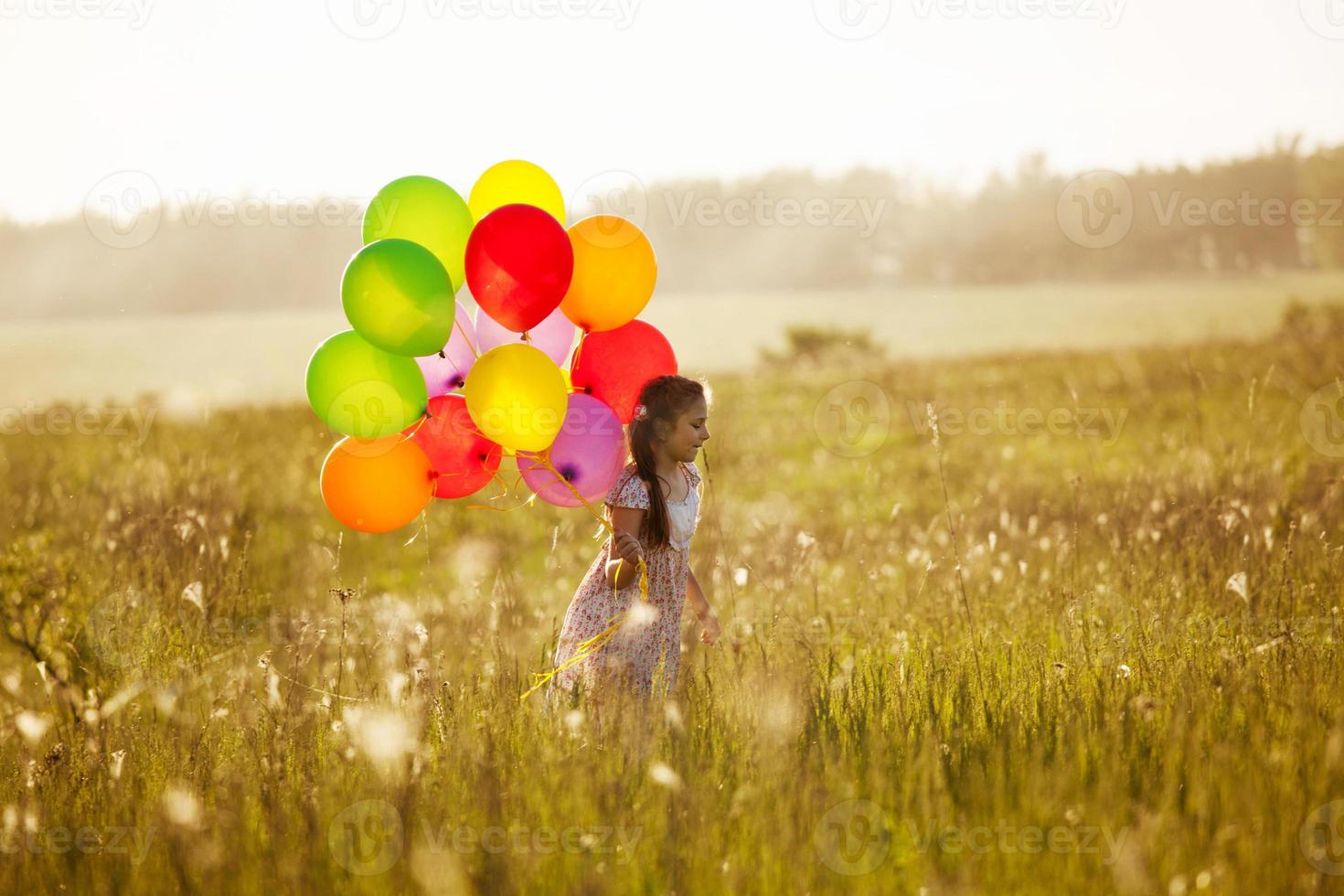 Mädchen mit einem Haufen Luftballons foto