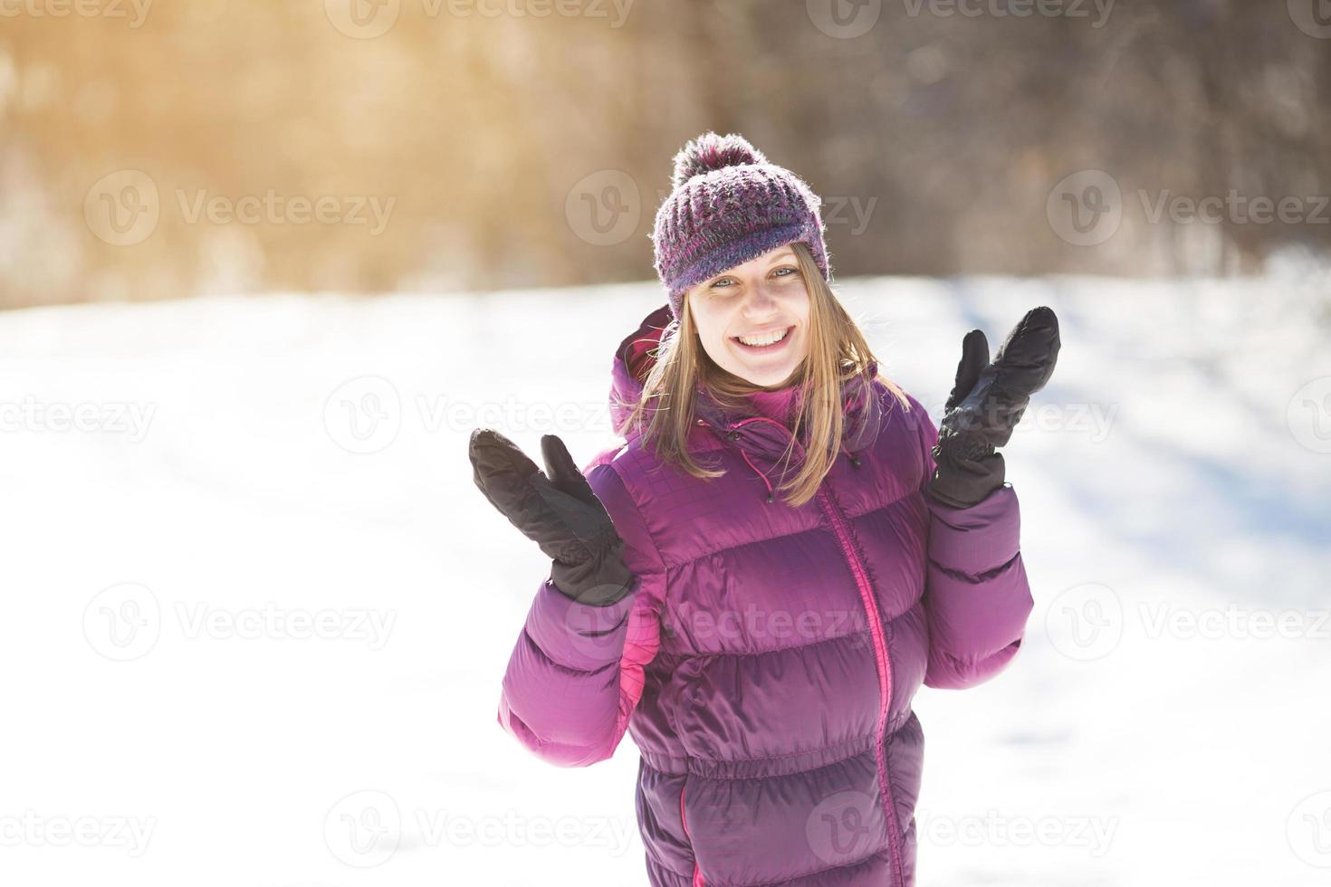glückliche junge Frau in schwarzen Handschuhen foto