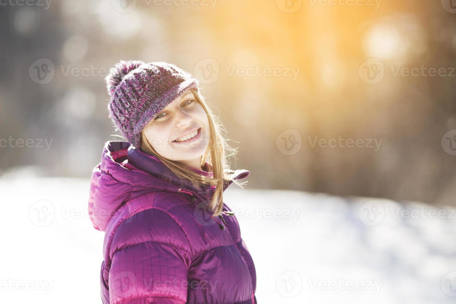 glückliches Mädchen mit Strickmütze foto