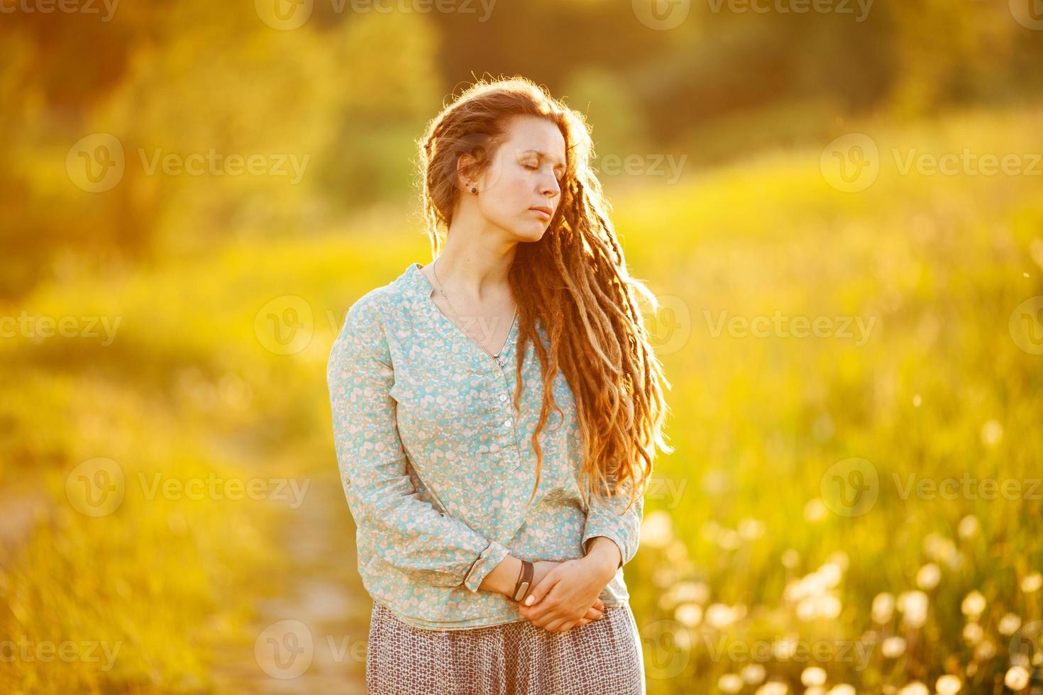 Mädchen mit Dreadlocks in einem Hemd foto