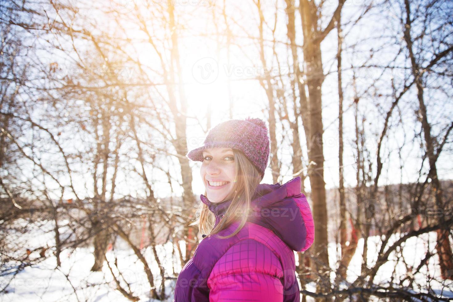 fröhliches Mädchen mit Strickmütze foto