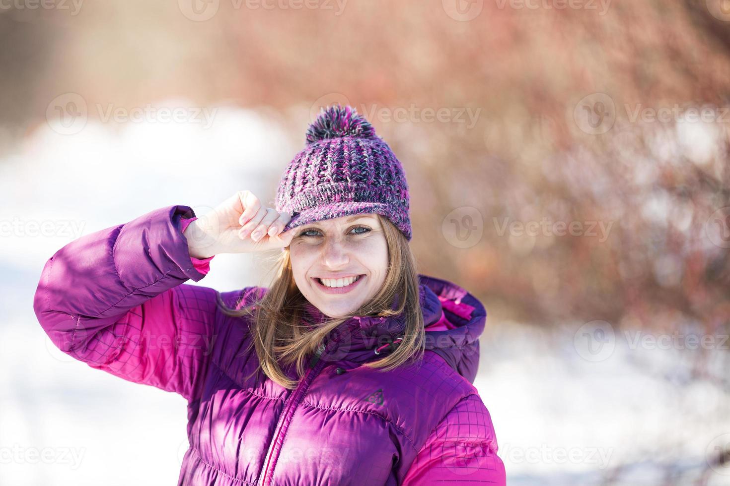 süßes fröhliches Mädchen in einer Mütze mit Visier foto