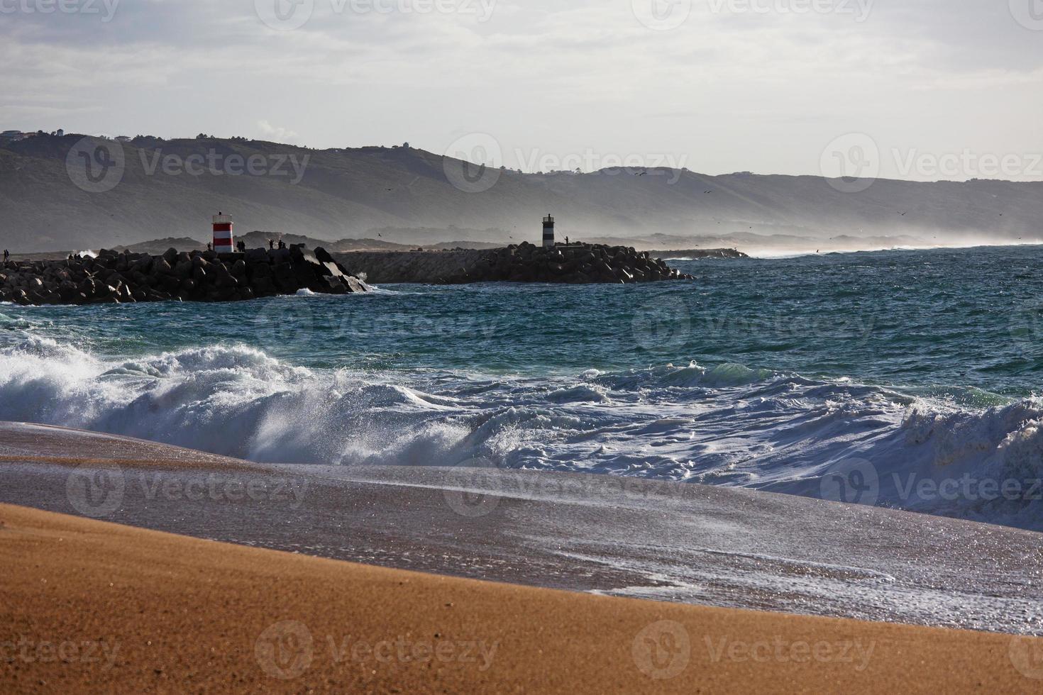 Landschaft mit Sandstrand, Meer und Wellen foto