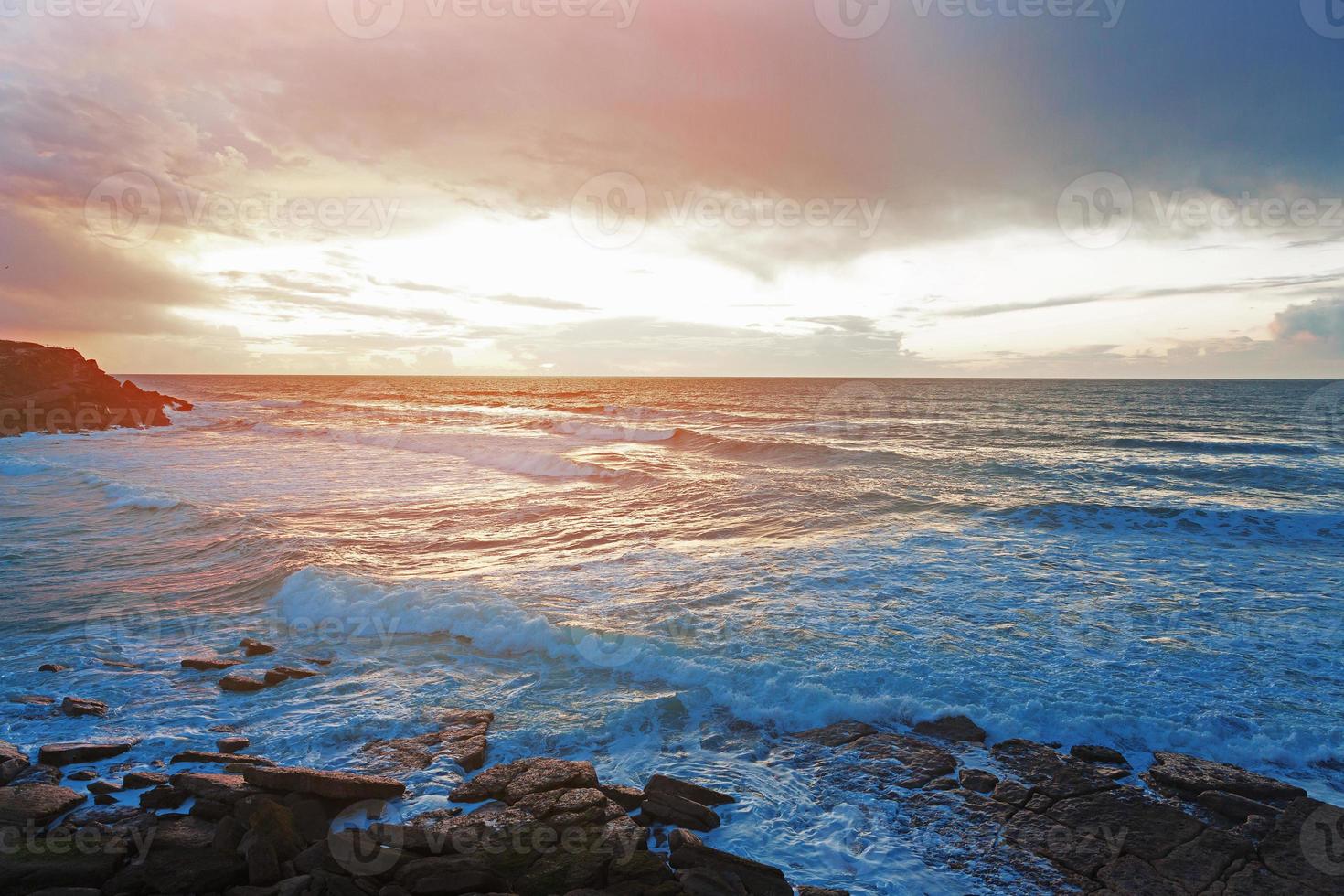 Landschaft mit Sonnenuntergang und Meereswellen foto