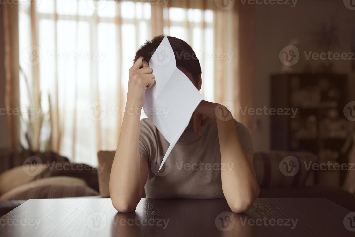 junge Frau mit einem Brief in der Hand foto