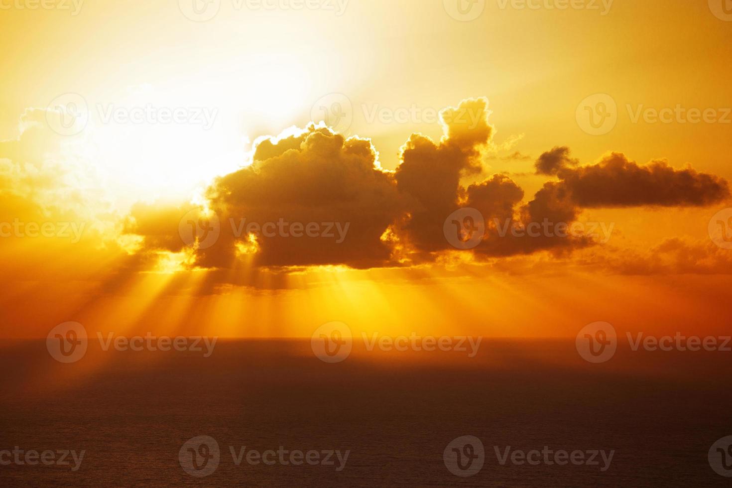 Abendsonne verschwand hinter einer großen Wolke foto