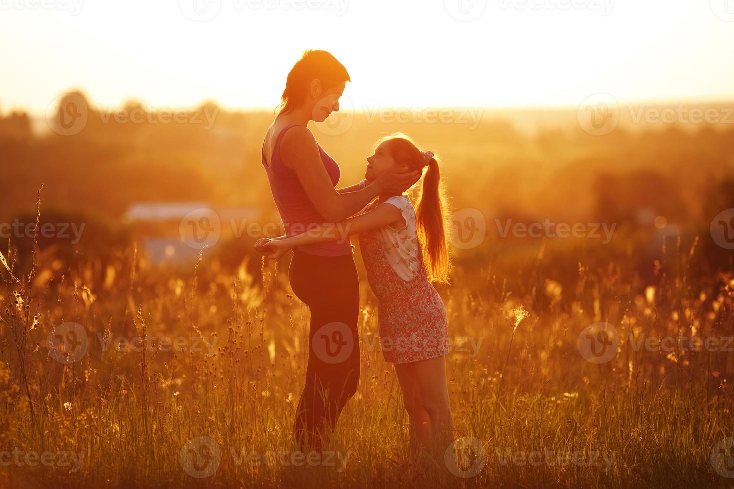 glückliche Mutter und Tochter auf einem Feld foto