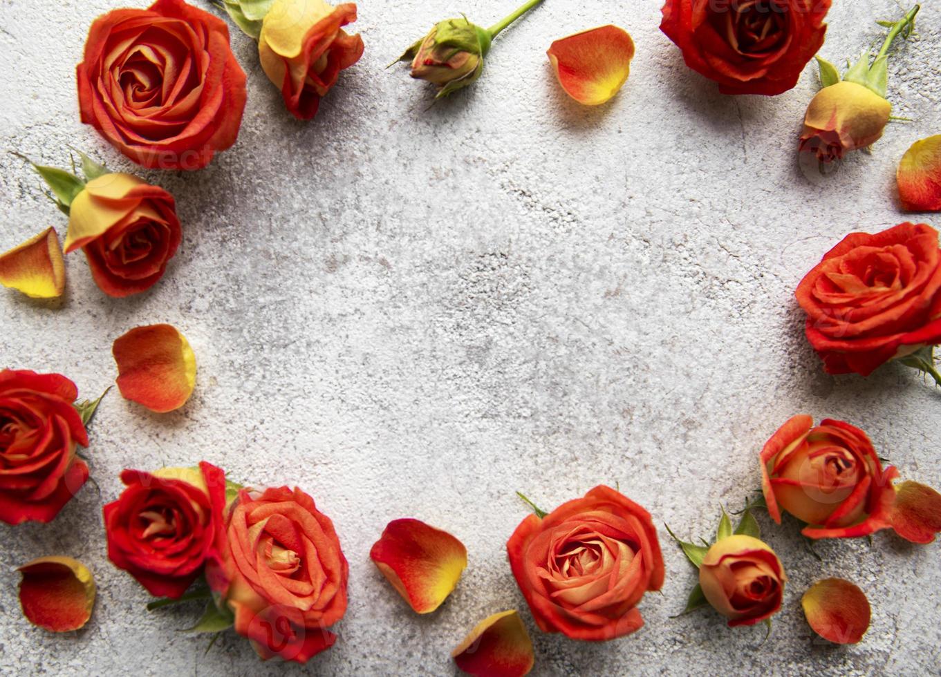 Blumen Zusammensetzung. Rahmen aus roten Rosen und Blättern foto