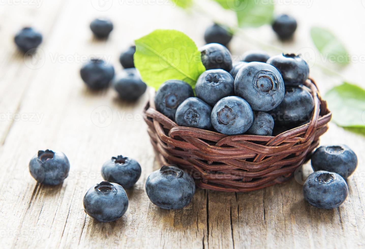 Blaubeeren auf altem Holzhintergrund foto