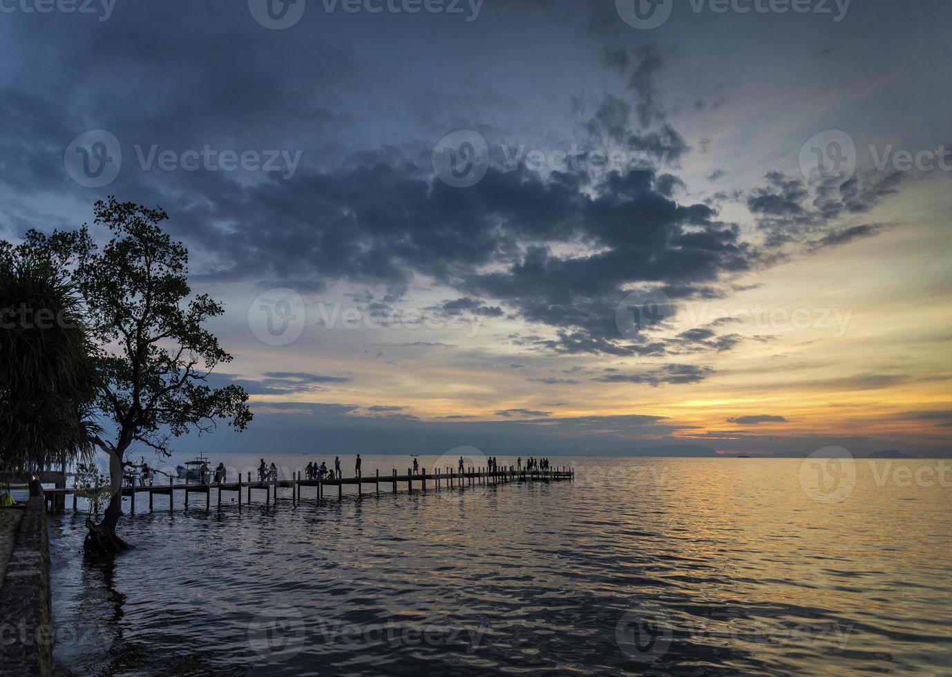 Touristen sehen Sonnenuntergang am Pier in Kep Town an der Küste von Kambodscha? foto