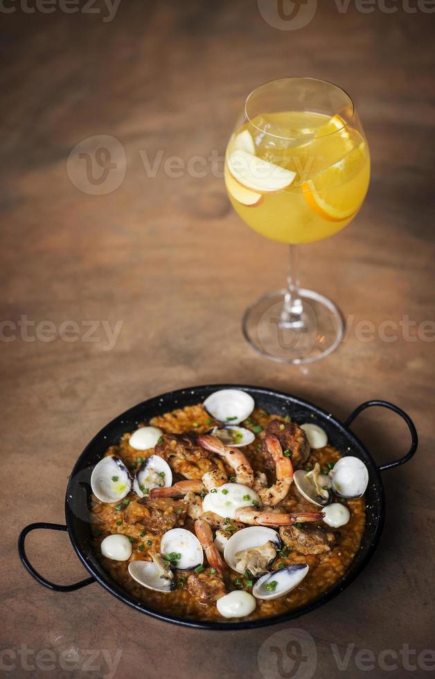 spanische Gourmet-Meeresfrüchte und Reis-Paella-Risotto mit Weißwein-Sangria-Set foto