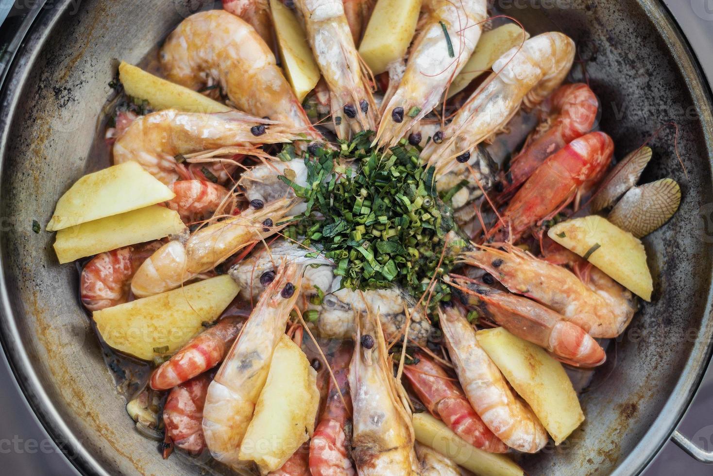 Garnelen-Fisch-Meeresfrüchte-Eintopf in Knoblauch-Weißweinsauce nach portugiesischer Cataplana-Art foto