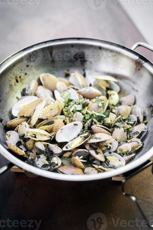 gedämpfte frische Moules-Muscheln in Knoblauch Zitrone und Olivenöl nach traditioneller portugiesischer Art nach Bu Hao Pato foto