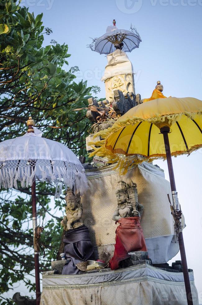 traditioneller balinesischer hindu-schrein in bali indonesien foto