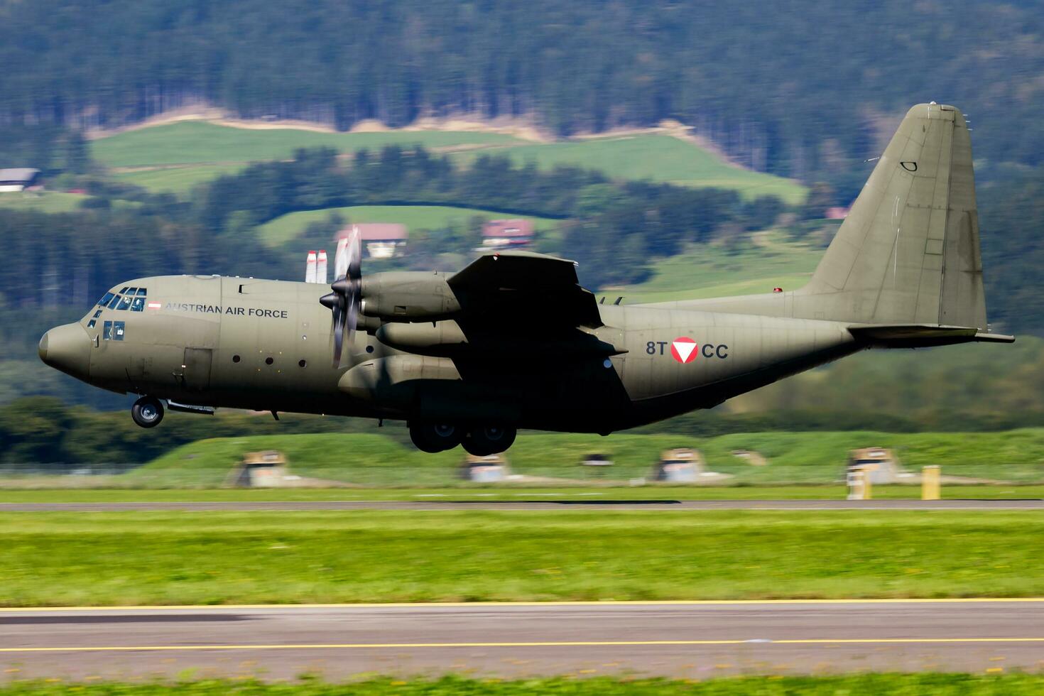 Militär- Transport Flugzeug beim Luft Base. Luft Macht Flug Betrieb. Luftfahrt und Flugzeug. Luft Verteidigung. Militär- Industrie. fliegen und fliegend. foto