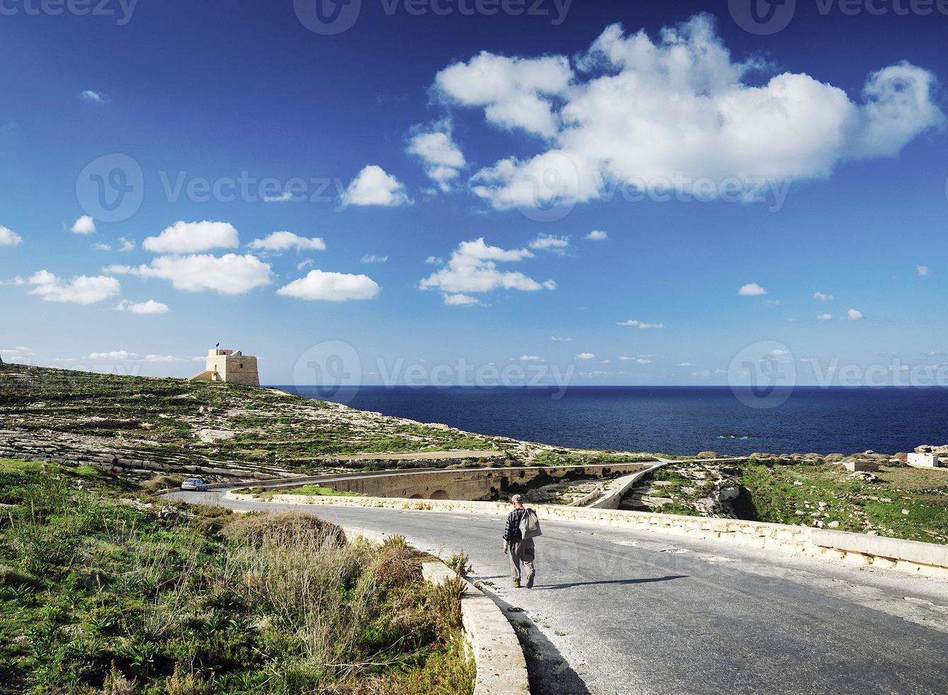 Hirte auf der Straße in der Nähe von Fort und Blick auf die Mittelmeerküste der Insel Gozo in Malta? foto