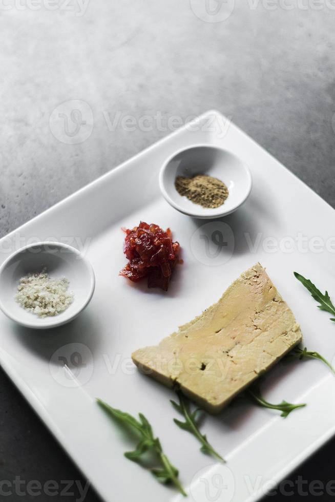 traditionelle französische Gänseleber-Entenpastete und Toast-Vorspeise-Snack-Platte foto