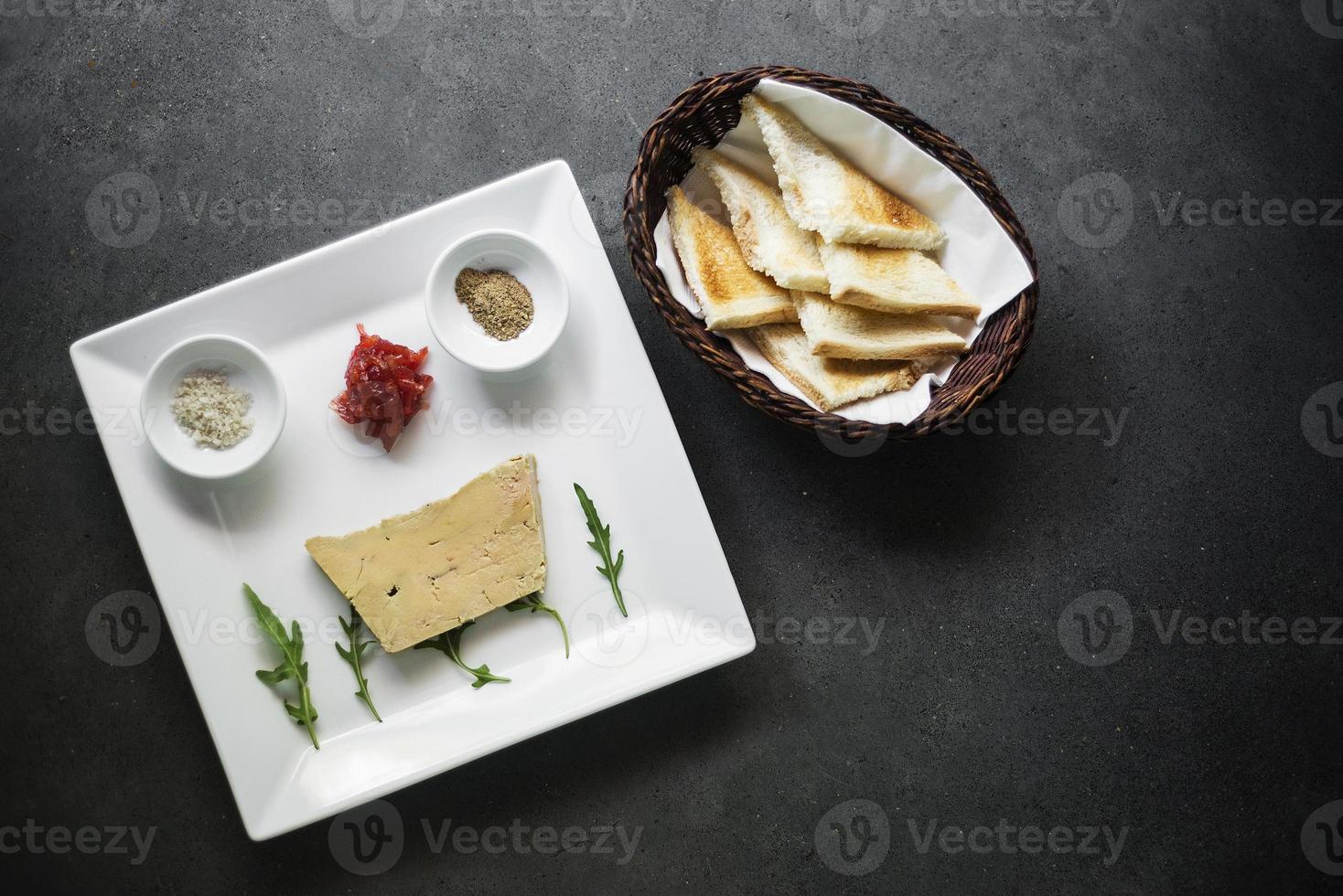 traditionelle französische Gänseleber-Entenpastete und Toast-Vorspeise-Snack-Platte foto