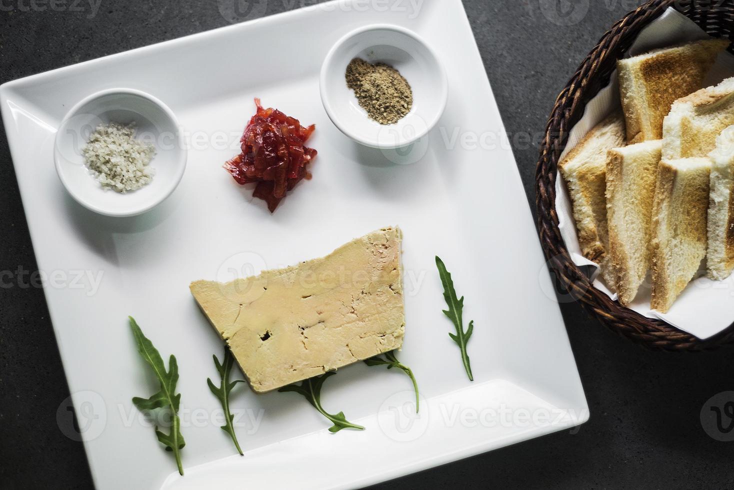 traditionelle französische Gänseleber-Entenpastete und Toast-Vorspeise-Snack-Platte foto