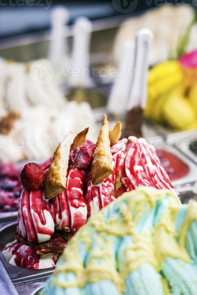 gemischtes buntes organisches frisches Gourmet-Eis süßes Eis im Ladendisplay foto