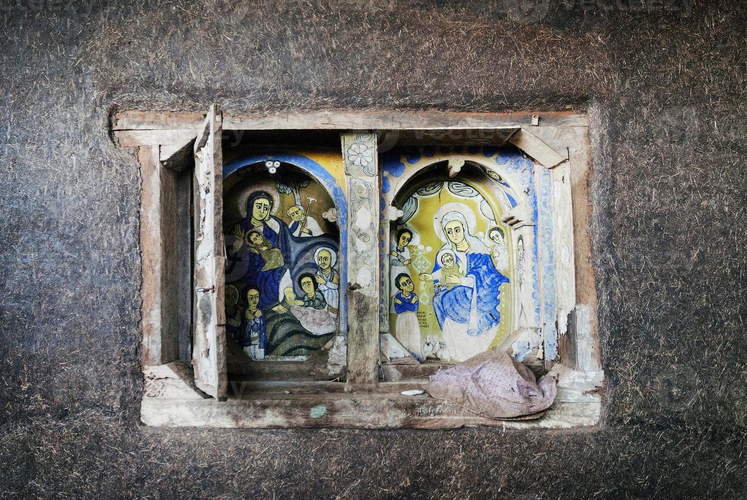 alte äthiopische orthodoxe kircheninnenräume bemalte wände in gondar äthiopien foto