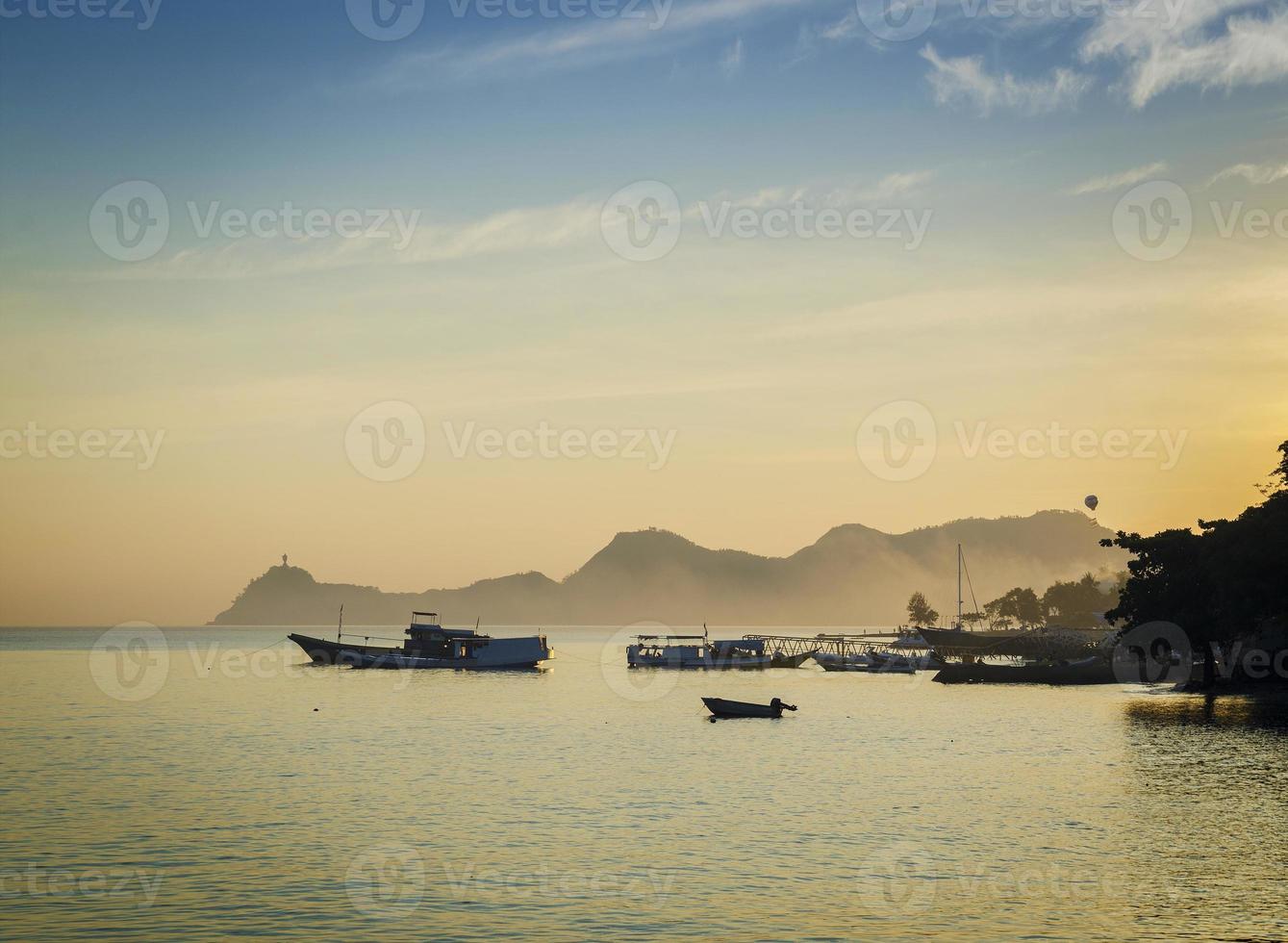 Boote im Hafen von Dili Coast Osttimor bei Sonnenuntergang foto