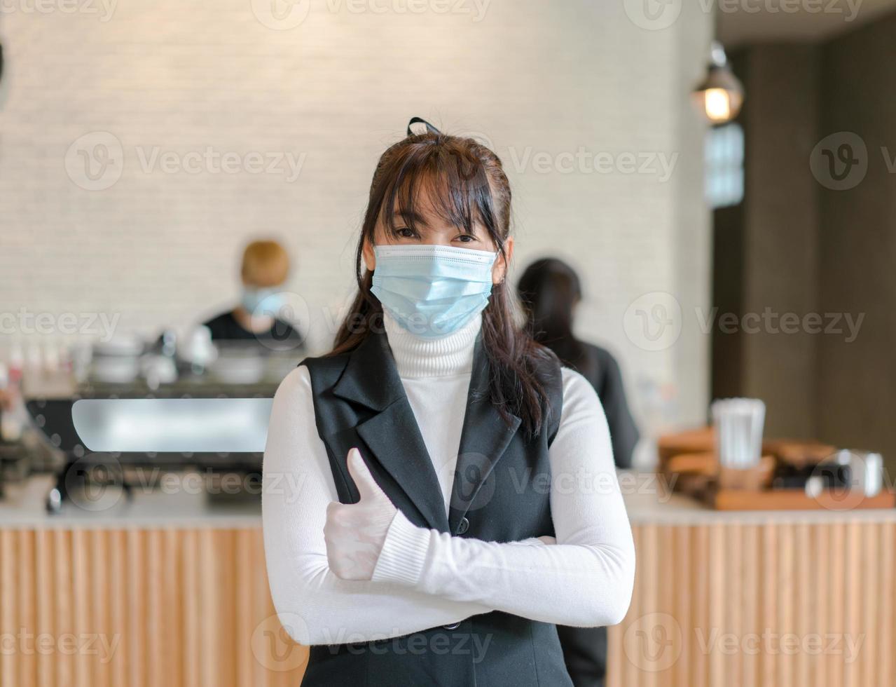 Coffeeshop-Geschäftsinhaber, der eine chirurgische Maske trägt. foto