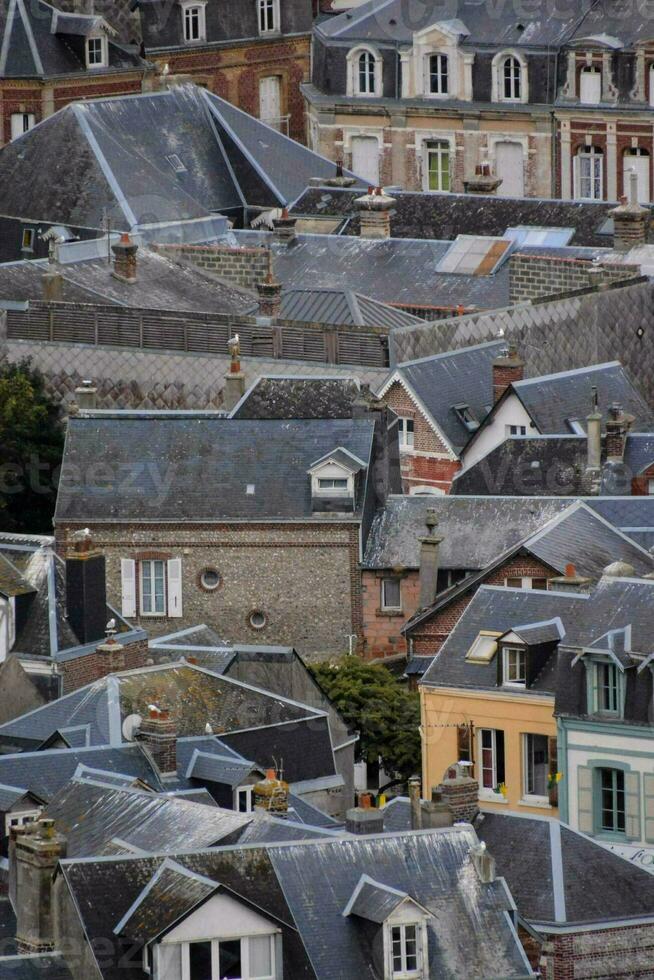 ein Aussicht von das Dächer von ein Stadt, Dorf foto