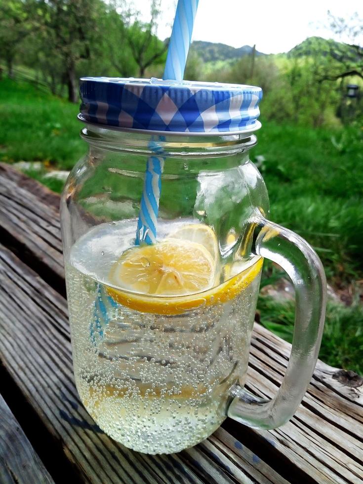 erfrischende hausgemachte Limonade im Garten foto