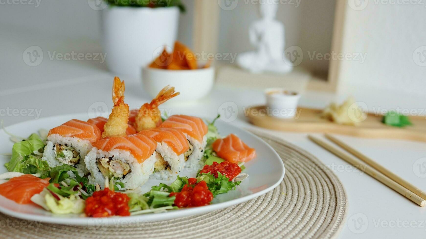 Overhead japanisch Sushi Lebensmittel. maki unds Rollen mit Lachs, Garnele, Krabbe und Avocado. oben Aussicht von sortiert Sushi, alle Sie können Essen Speisekarte. Regenbogen Sushi rollen, uramaki, hosomaki und Nigiri. foto