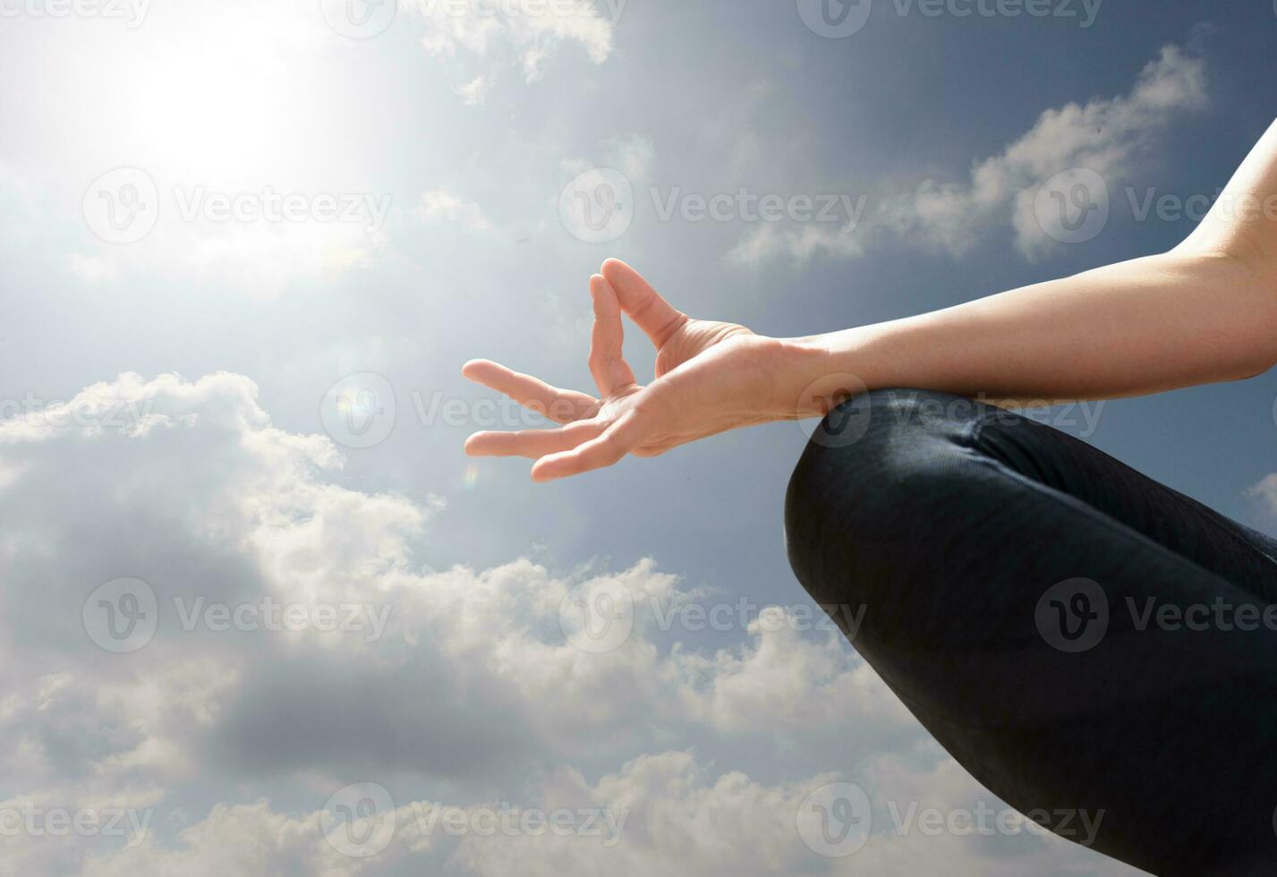 Frau entspannend im Yoga Position im ein sonnig Tag foto