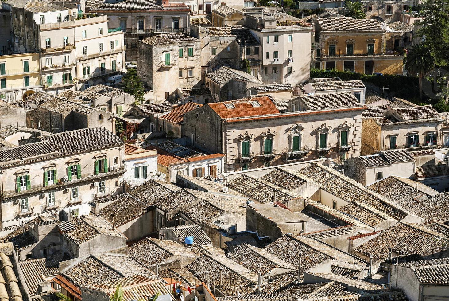 Blick auf die traditionellen Häuser der Stadt Modica in Sizilien, Italien foto
