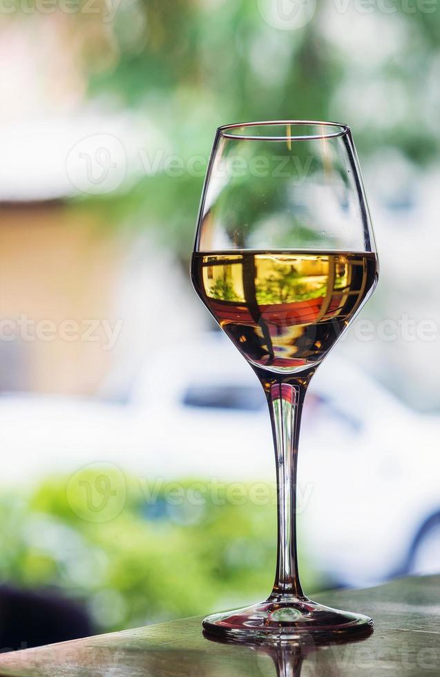 ein Glas traditioneller spanischer Jerez süßer Sherrywein im Café-Tisch im Freien? foto