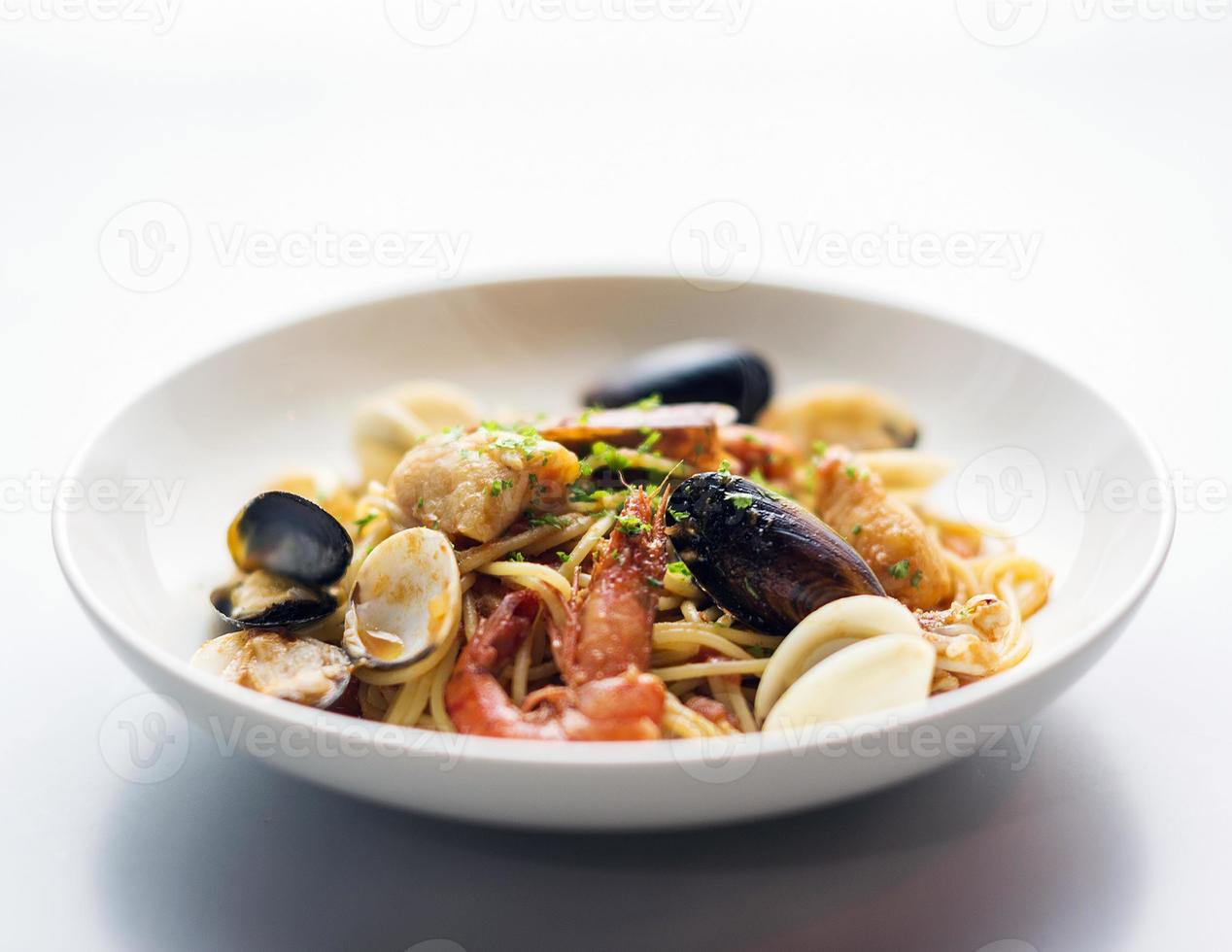 Muscheln Garnelen und Fisch Meeresfrüchte und scharfe Tomaten Puttanesca Marinara Pasta foto