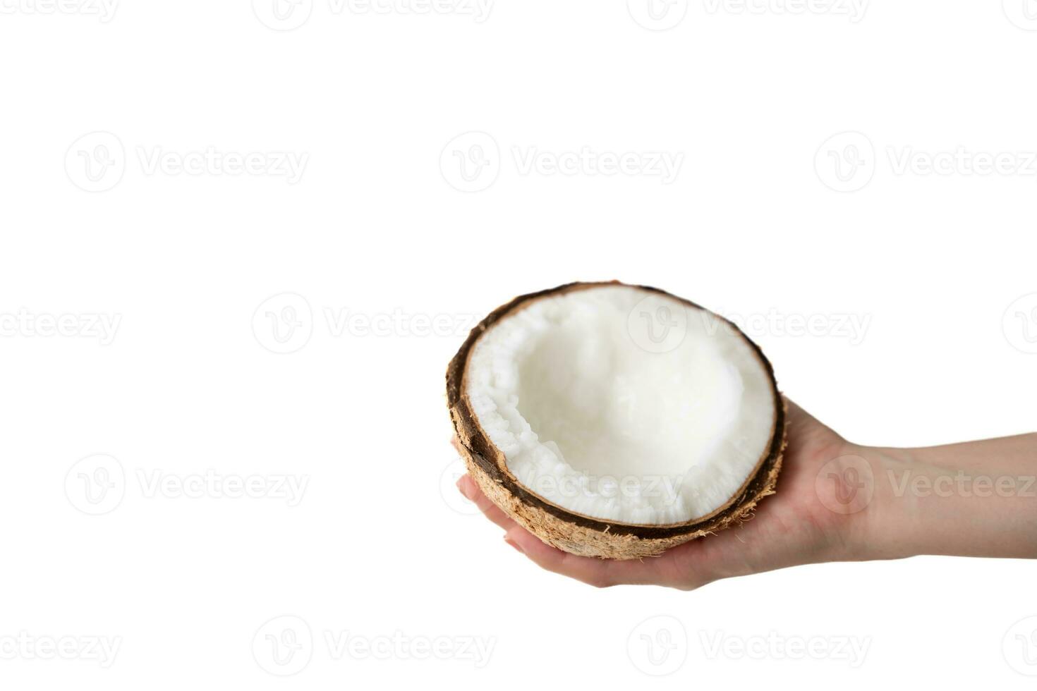 gesund und Diät Hand halten Hälfte von Kokosnuss auf ein Weiß Hintergrund. foto