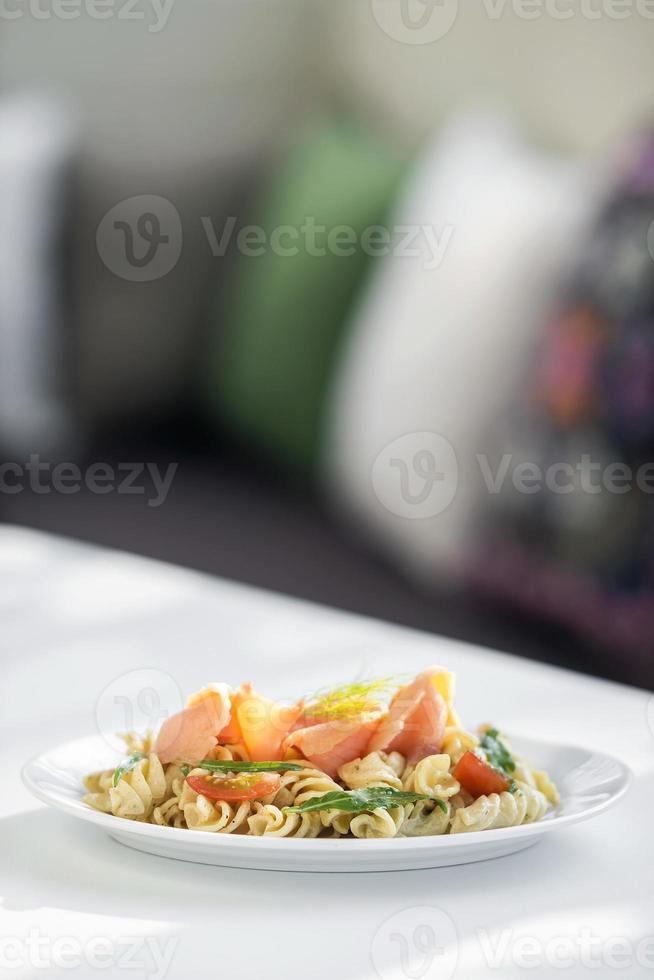 einfacher Räucherlachs-Tomaten-Basilikum-Kräutercreme-Nudelsalat foto