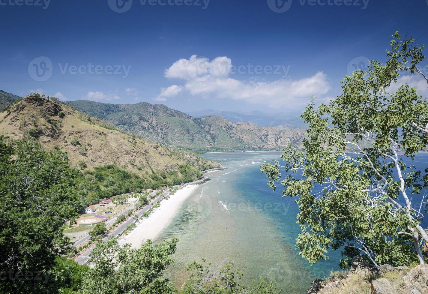 Blick auf die Küste und den Strand in der Nähe von Dili in Osttimor-Leste vom Cristo-Rei-Hügeldenkmal foto