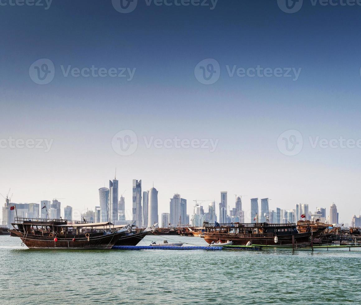 Doha-Stadt-Wolkenkratzer mit Blick auf die städtische Skyline und Dhow-Boot in Katar foto