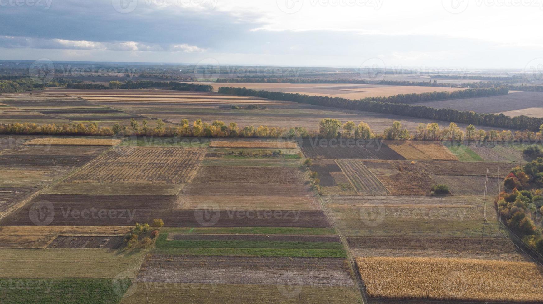 Luftaufnahme von Getreidefeldern nach der Ernte mit Heuhaufen foto