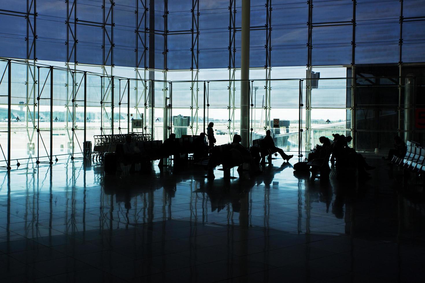 Passagiere in der Flughafenlounge foto