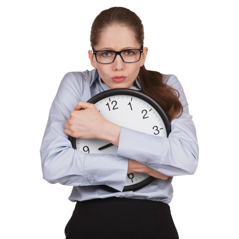 traurige Frau mit Uhr in den Händen foto