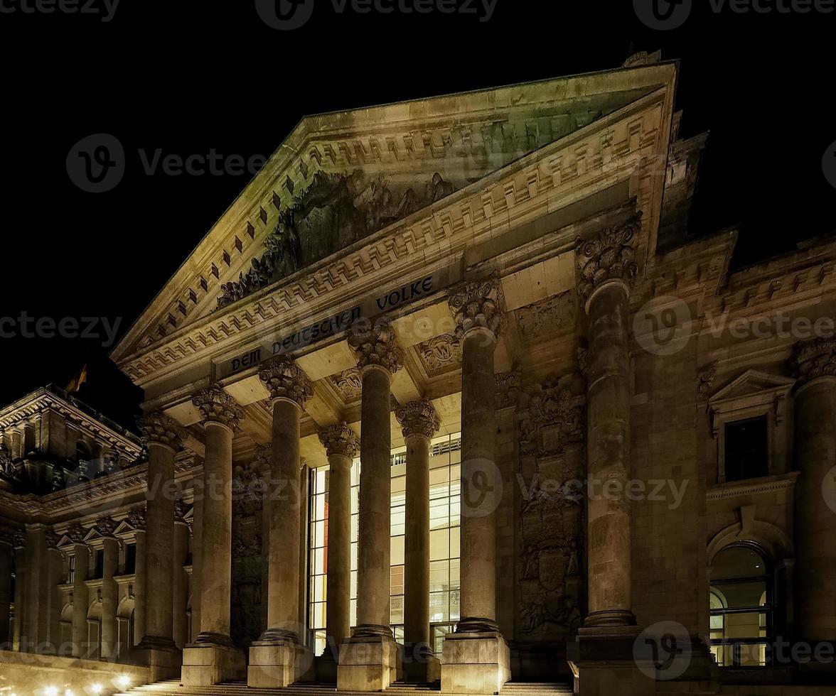 bundestag parlament bei nacht in berlin foto