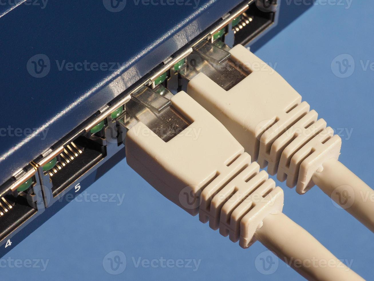 Modemrouter-Switch mit RJ45-Ethernet-Plug-Ports foto