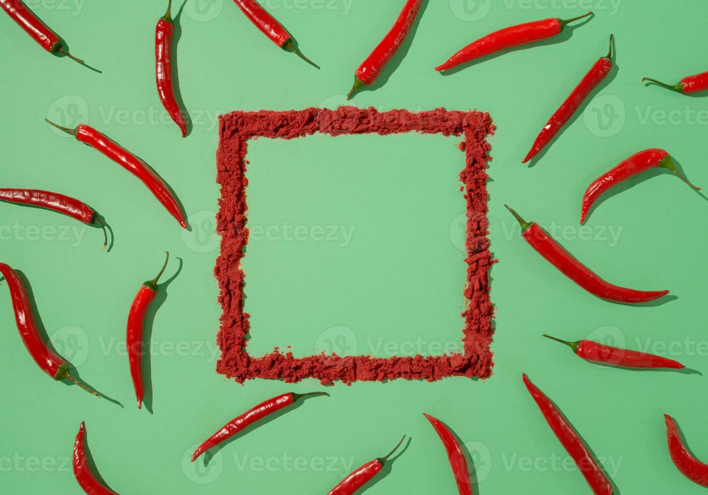 kreativ Muster gemacht von rot heiß Chili Pfeffer auf Pastell- Grün Hintergrund mit natürlich rahmen. minimal eben legen. foto