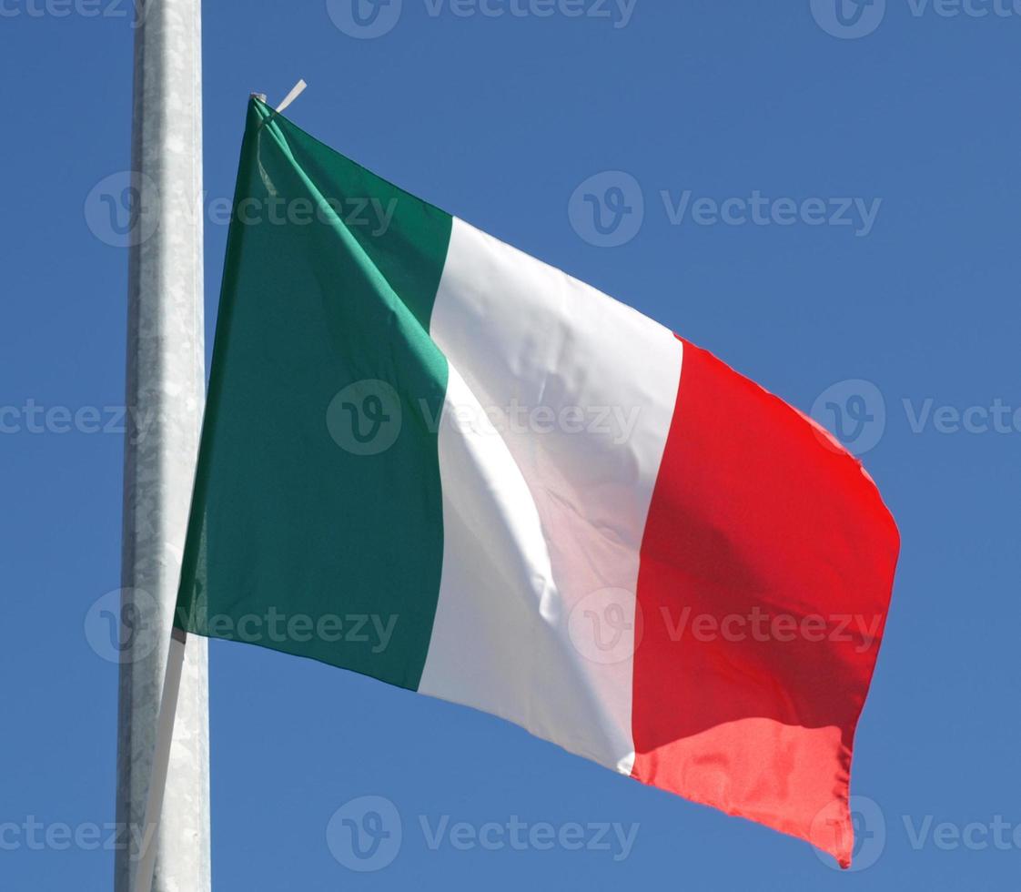 italienische flagge über blauem himmel foto